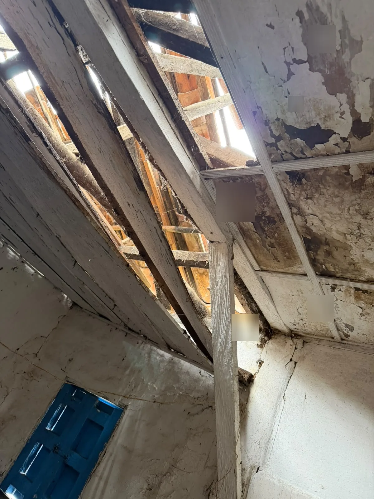 Estructura de techo fracturada en caserío rural