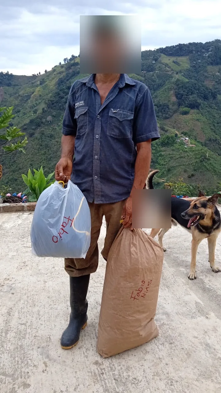 Entrega directa y respetuosa a campesino en su vivienda rural