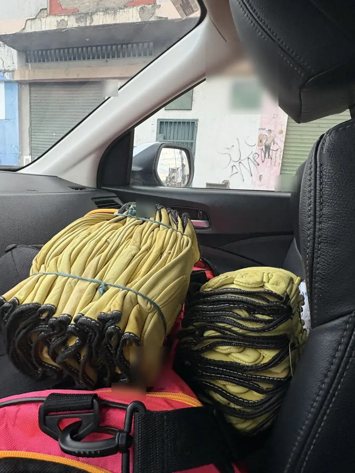 Guantes de carnaza y herramientas compradas en el centro de Cali